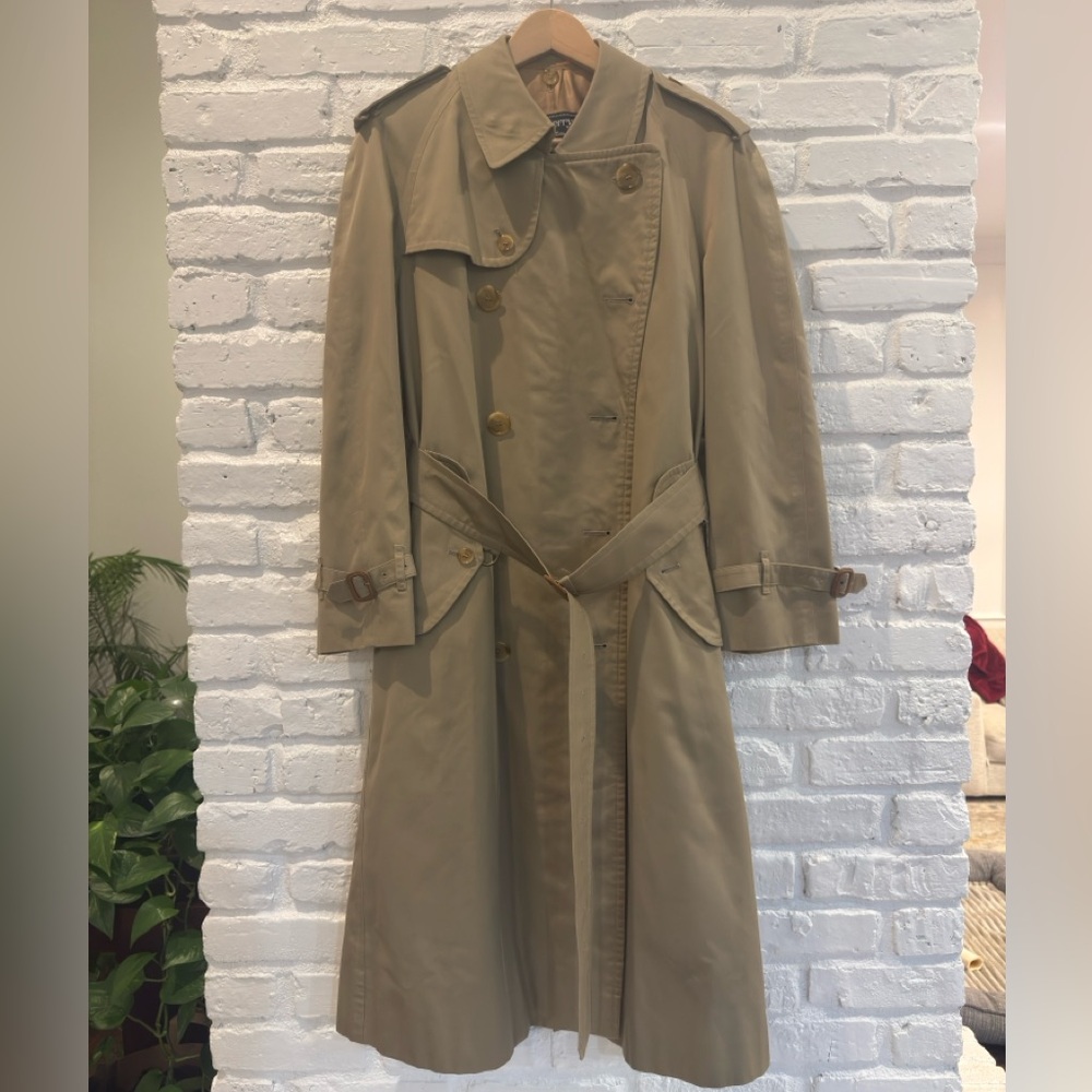 Burberry Vintage Men’s Trench with Lining — 38 R and Amazing Shape!